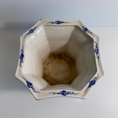 CHINESE OCTAGONAL BLUE & WHITE PLANTER