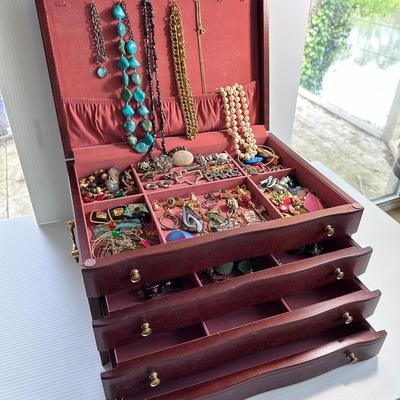 JEWELRY BOX & CONTENTS