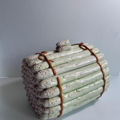 VINTAGE ITALIAN GLAZED CERAMIC ASPARAGUS FORM BOX