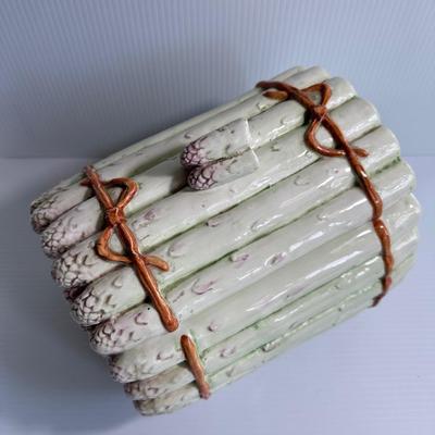 VINTAGE ITALIAN GLAZED CERAMIC ASPARAGUS FORM BOX