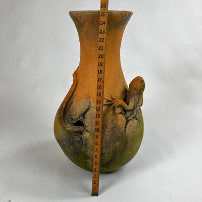 1217 Large Iguana Terracotta Pot