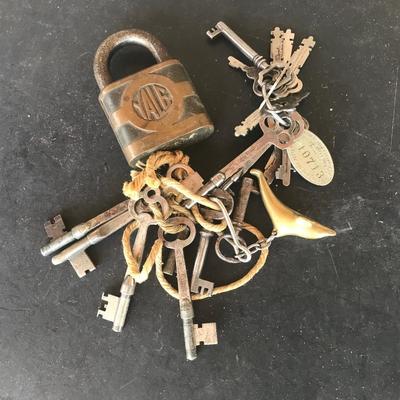 ANTIQUE KEY LOT