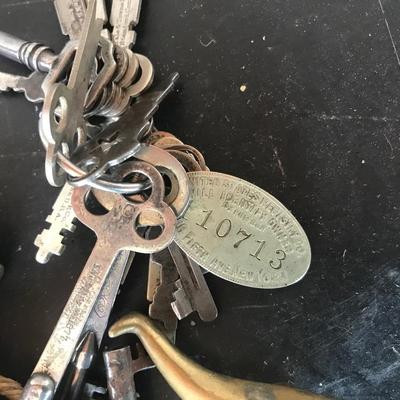 ANTIQUE KEY LOT