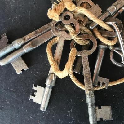 ANTIQUE KEY LOT