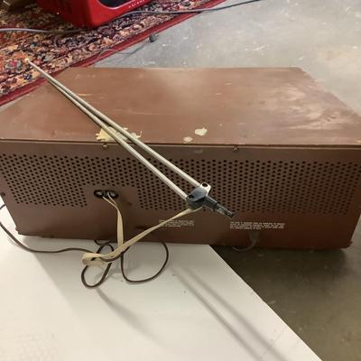 396 Vintage Magnavox FM/AM Radio