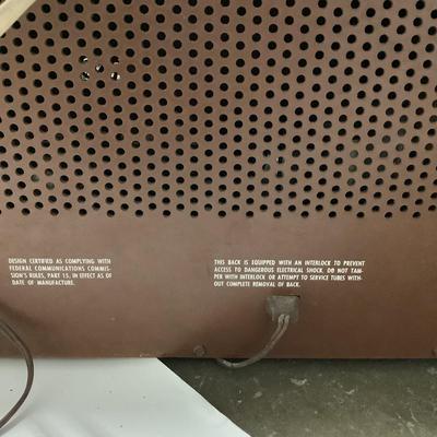 396 Vintage Magnavox FM/AM Radio