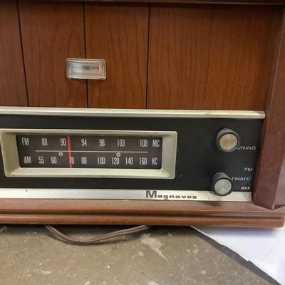 396 Vintage Magnavox FM/AM Radio