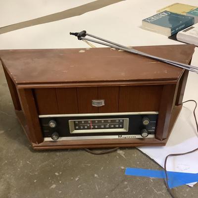 396 Vintage Magnavox FM/AM Radio