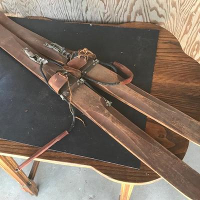 ANTIQUE CHILDS SKIS