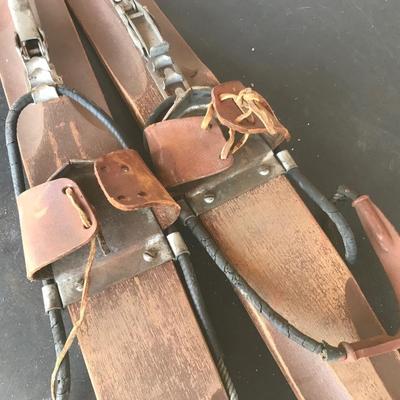 ANTIQUE CHILDS SKIS