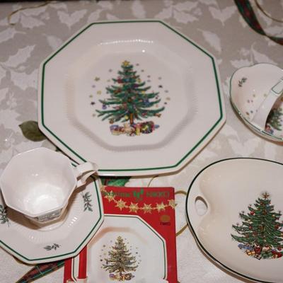 NIKKO CHRISTMAS TIME DINNERWARE 10 11 1/2" PLATES, SERVING PIECES /COFFEE CUPS AND SAUCERS