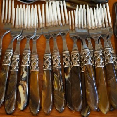 ITALIAN CRAFTED FAUX AGATE HANDLED FLATWARE W/ STAINLESS OVERLAY WEAVE