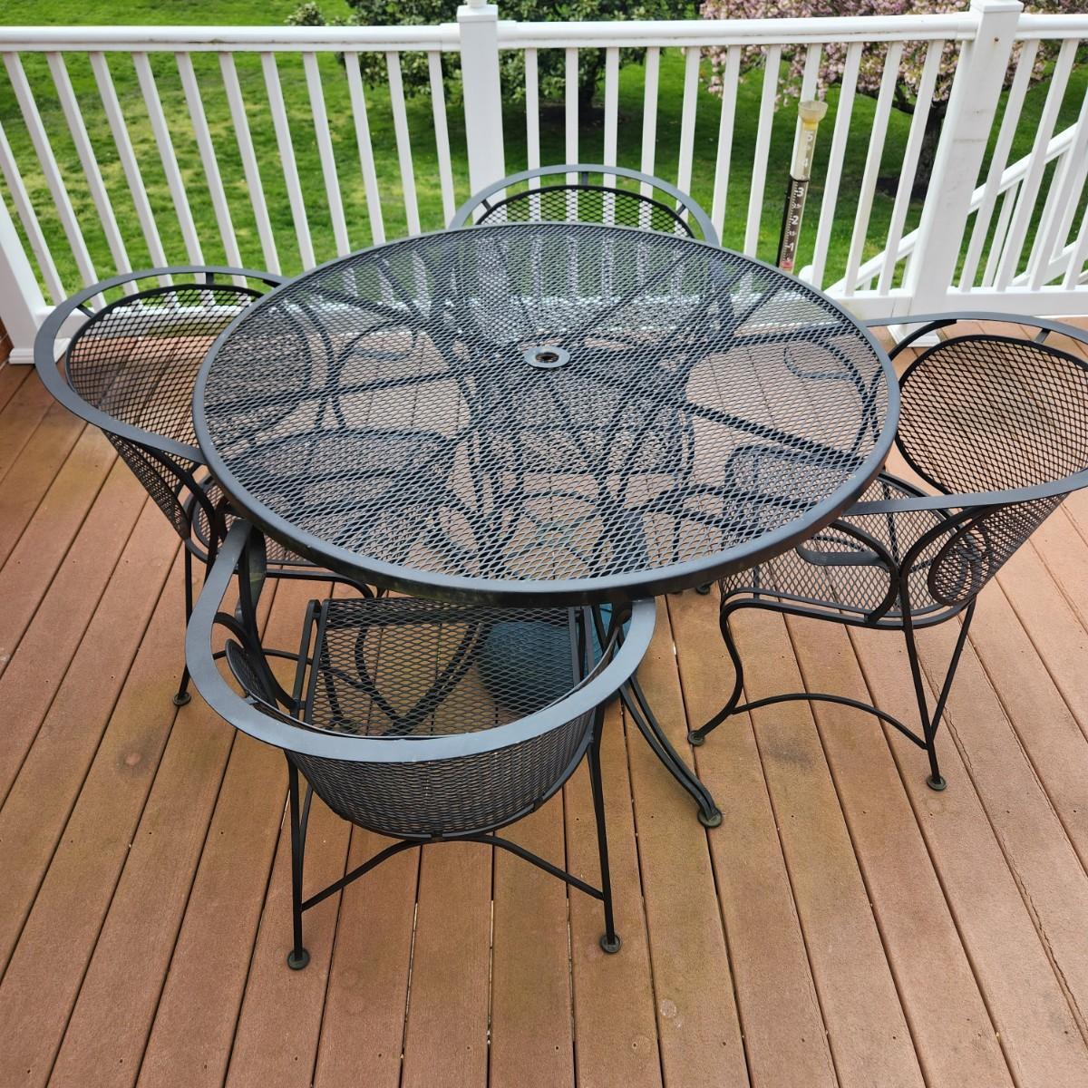 Heavy Black Metal Mesh Patio table w 4 Curved Back Chairs 48" dia