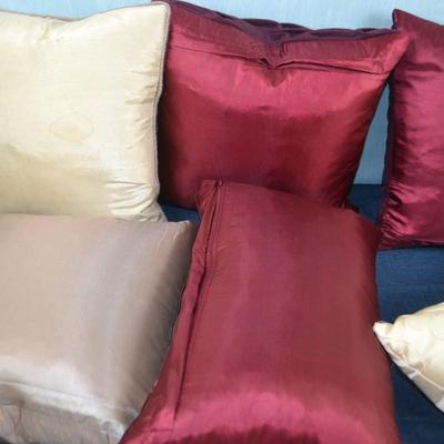 LOT 215 COLLECTION OF 6 THROW PILLOWS