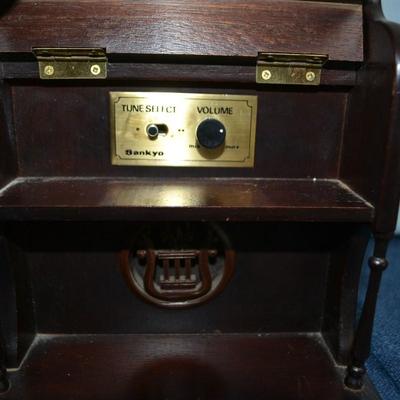 LOT 226. VINTAGE MUSIC BOX BY SANKYO