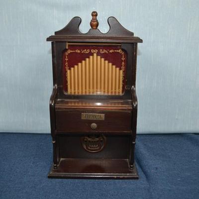 LOT 226. VINTAGE MUSIC BOX BY SANKYO