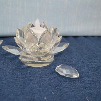 LOT 228. DECORATIVE GLASSWARE
