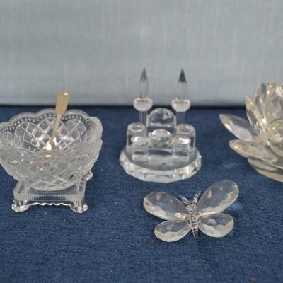 LOT 228. DECORATIVE GLASSWARE