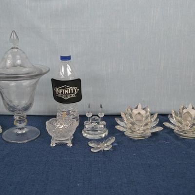 LOT 228. DECORATIVE GLASSWARE