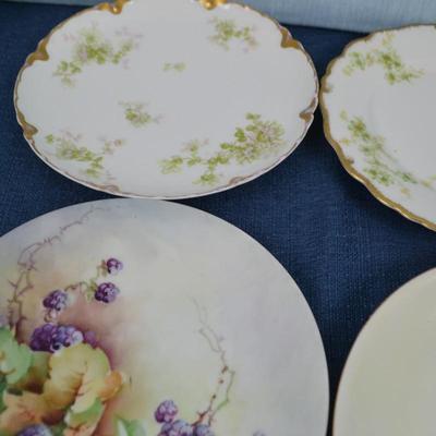 LOT 229. VARIETY OF PLATES AND TEA BAG REST