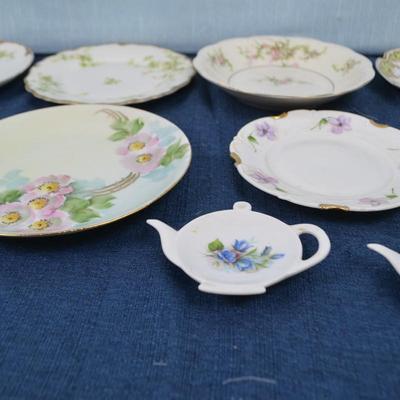 LOT 229. VARIETY OF PLATES AND TEA BAG REST