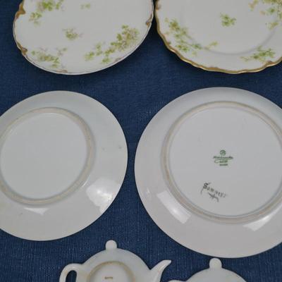 LOT 229. VARIETY OF PLATES AND TEA BAG REST