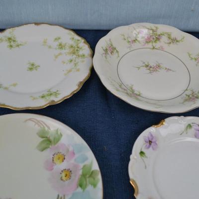 LOT 229. VARIETY OF PLATES AND TEA BAG REST