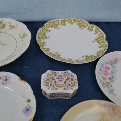 LOT 229. VARIETY OF PLATES AND TEA BAG REST