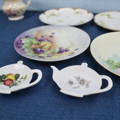 LOT 229. VARIETY OF PLATES AND TEA BAG REST