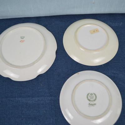 LOT 229. VARIETY OF PLATES AND TEA BAG REST