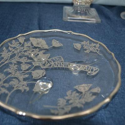 LOT 232. CAKE PLATE AND GLASSWARE