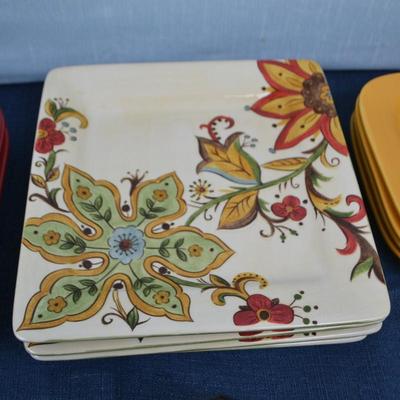 LOT 233. PLATES AND VINTAGE SILVER PLATED SERVING DISH