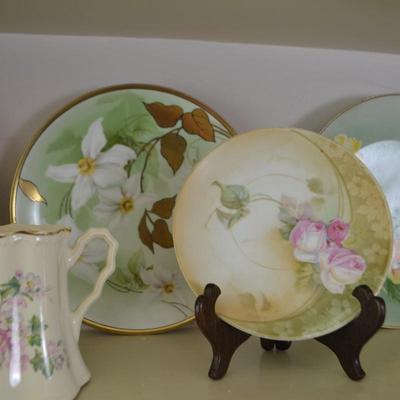 LOT 236. DECORATIVE PLATES AND POT