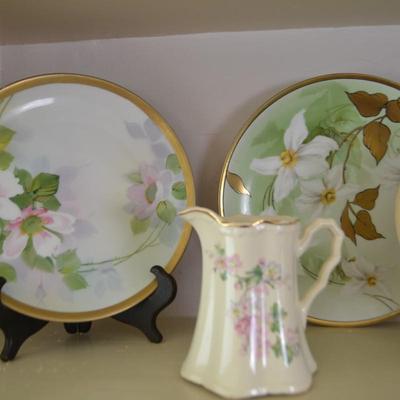 LOT 236. DECORATIVE PLATES AND POT