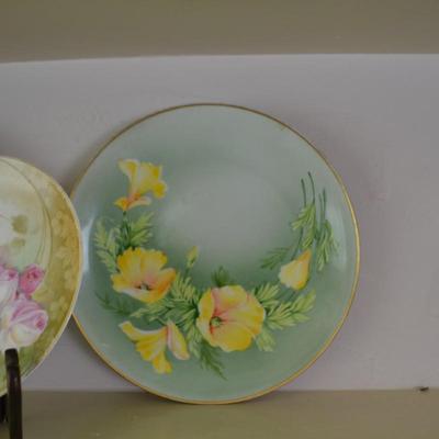 LOT 236. DECORATIVE PLATES AND POT