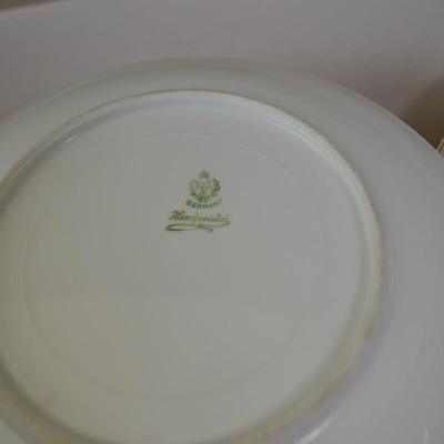 LOT 236. DECORATIVE PLATES AND POT