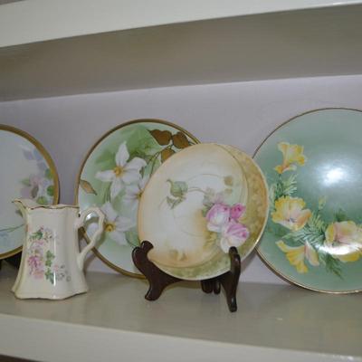 LOT 236. DECORATIVE PLATES AND POT