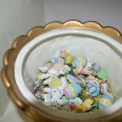 LOT 239. EASTER DECOR