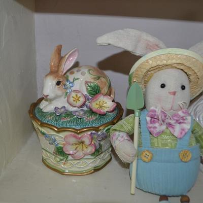 LOT 239. EASTER DECOR