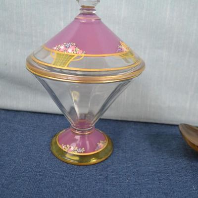 LOT 302 PINK GLASS CONE JAR WITH LID AND DECORATIVE SPOON