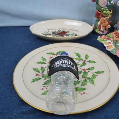 LOT 304. HOLIDAY DECOR AND PLATES
