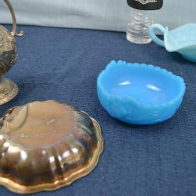LOT 305 BOWLS AND DECOR