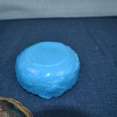 LOT 305 BOWLS AND DECOR