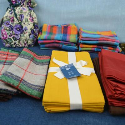 LOT 306 NAPKINS, AND NAPKIN RINGS