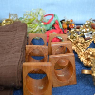 LOT 306 NAPKINS, AND NAPKIN RINGS