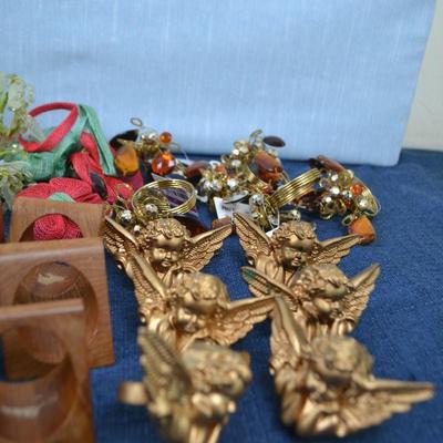 LOT 306 NAPKINS, AND NAPKIN RINGS