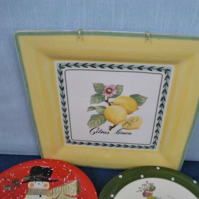 LOT 311. HOLIDAY PLATES