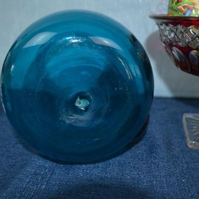 LOT 315. VASES AND DECOR
