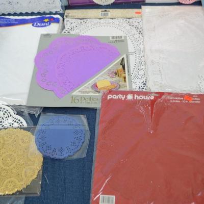 LOT 318. PAPER DOILIES