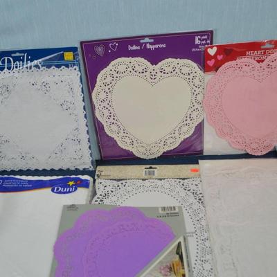LOT 318. PAPER DOILIES